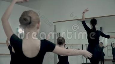 通过试图模仿芭蕾舞运动的学生拍摄芭蕾舞<strong>老师</strong>。 <strong>舞蹈老师</strong>是通过